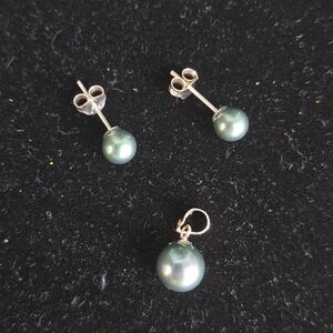 .925 Sterling Silver Green Sphere Stud Earrings and Pendant Brand new